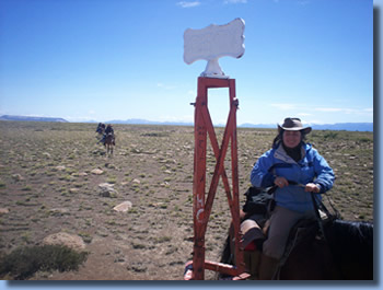 Am Grenzpfosten - Reitabenteuer Andenüberquerung Chile - Argentinien